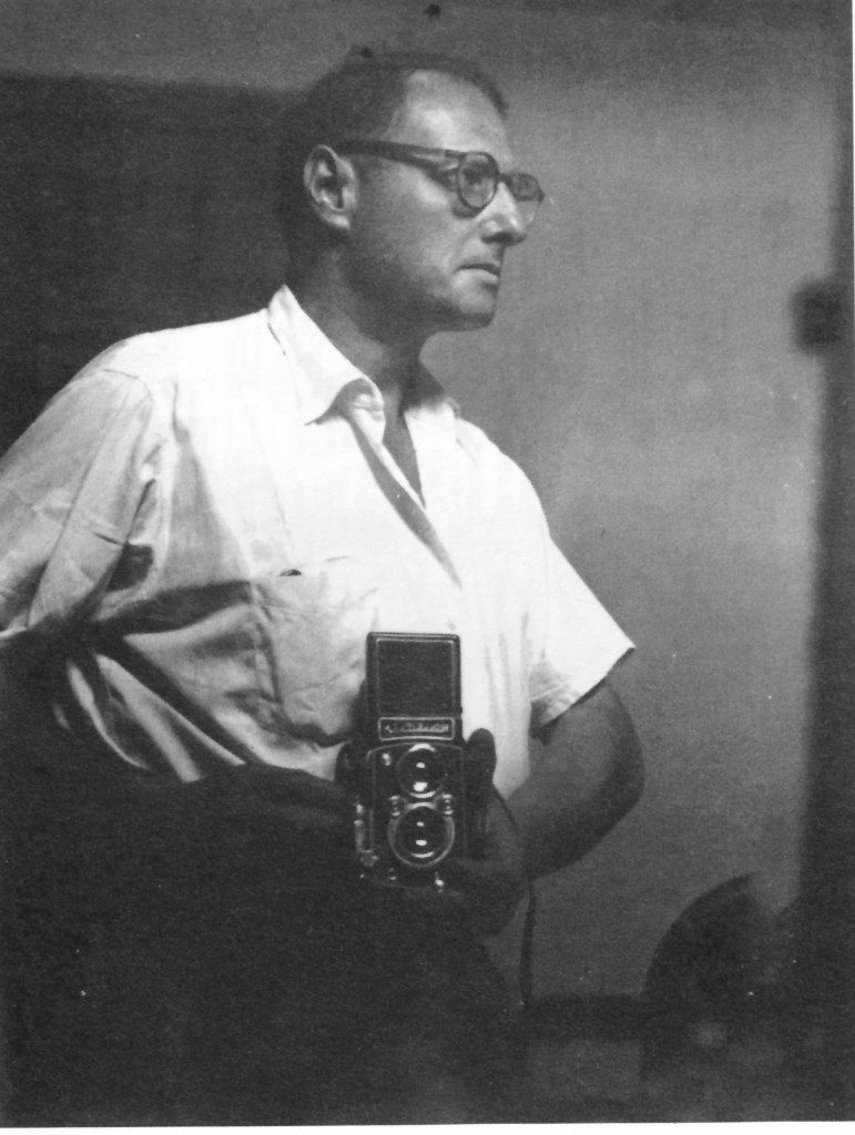 O fotógrafo Pierre Verger com sua Rolleiflex