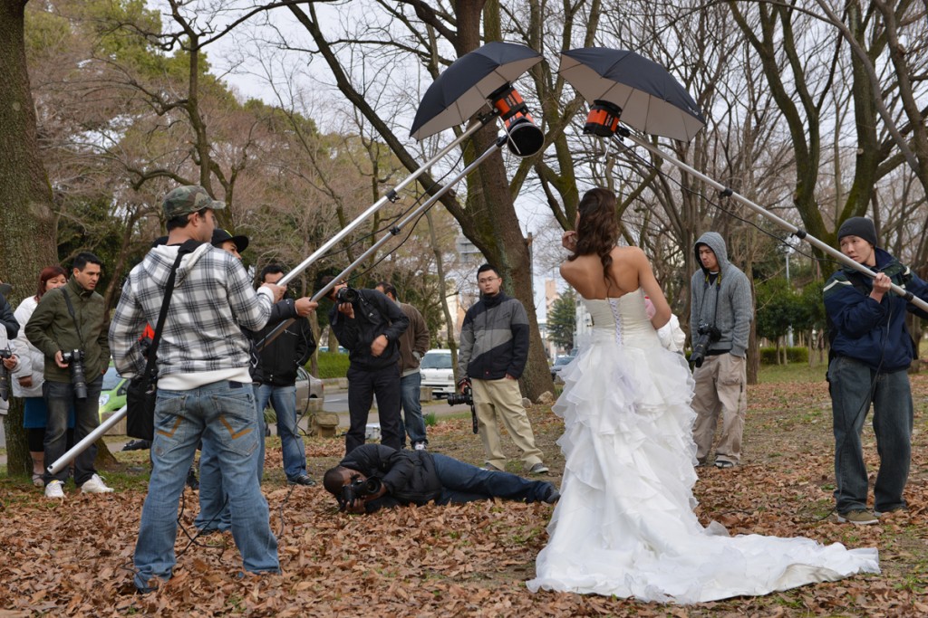 O fotógrafo Adriano Gonçalves em ação (no chão). | Foto: Ronny Higashi