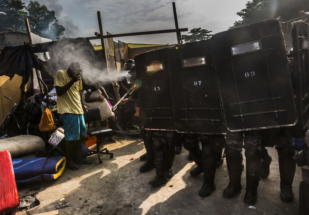 Ação da PM em ação de desocupação de um prédio, foto de Ana Carolina Fernandes publicada no ‘The New York Times’