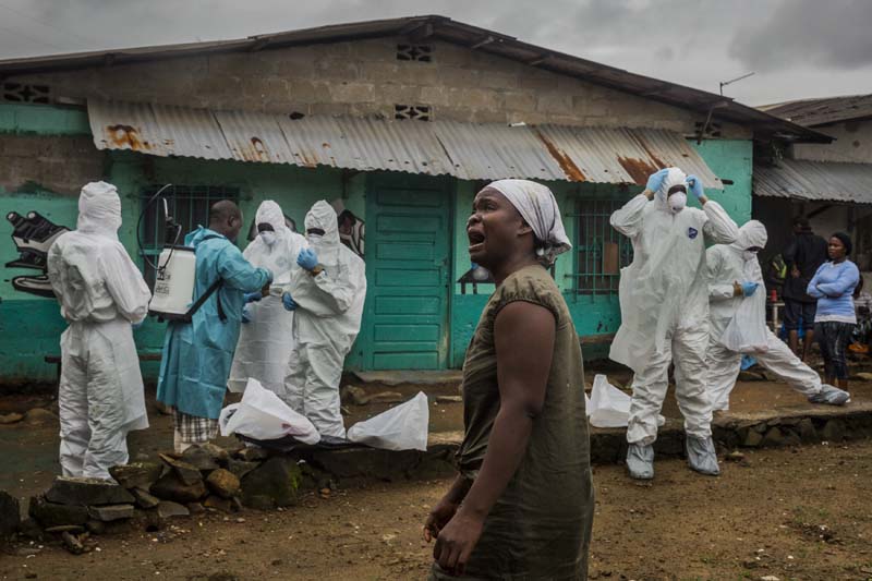 The Ebola Outbreak in West Africa, por Daniel Berehulak.