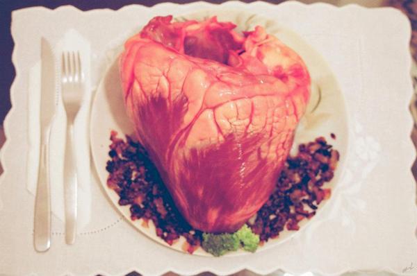 A obra "I Have no Heart", que faz parte da mostra Photo Paste. | Foto: Brianne Lee