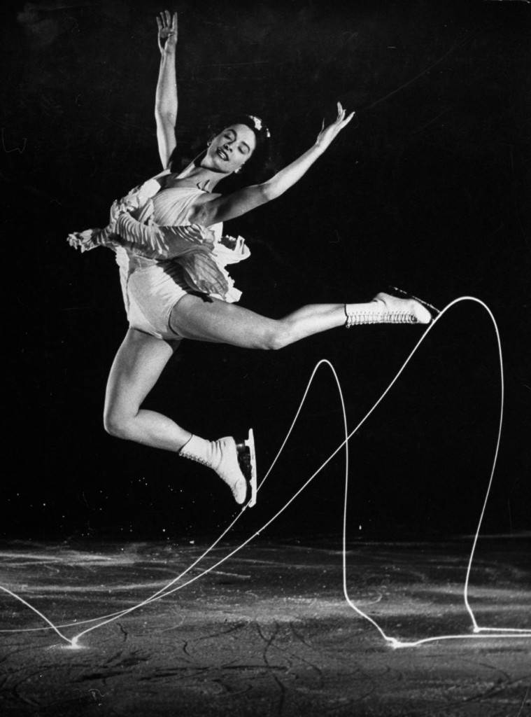 A fotografia da patinadora Carol Lynne, desenhando com luzes na ponta de suas botas. | Foto: Gjon Mili.