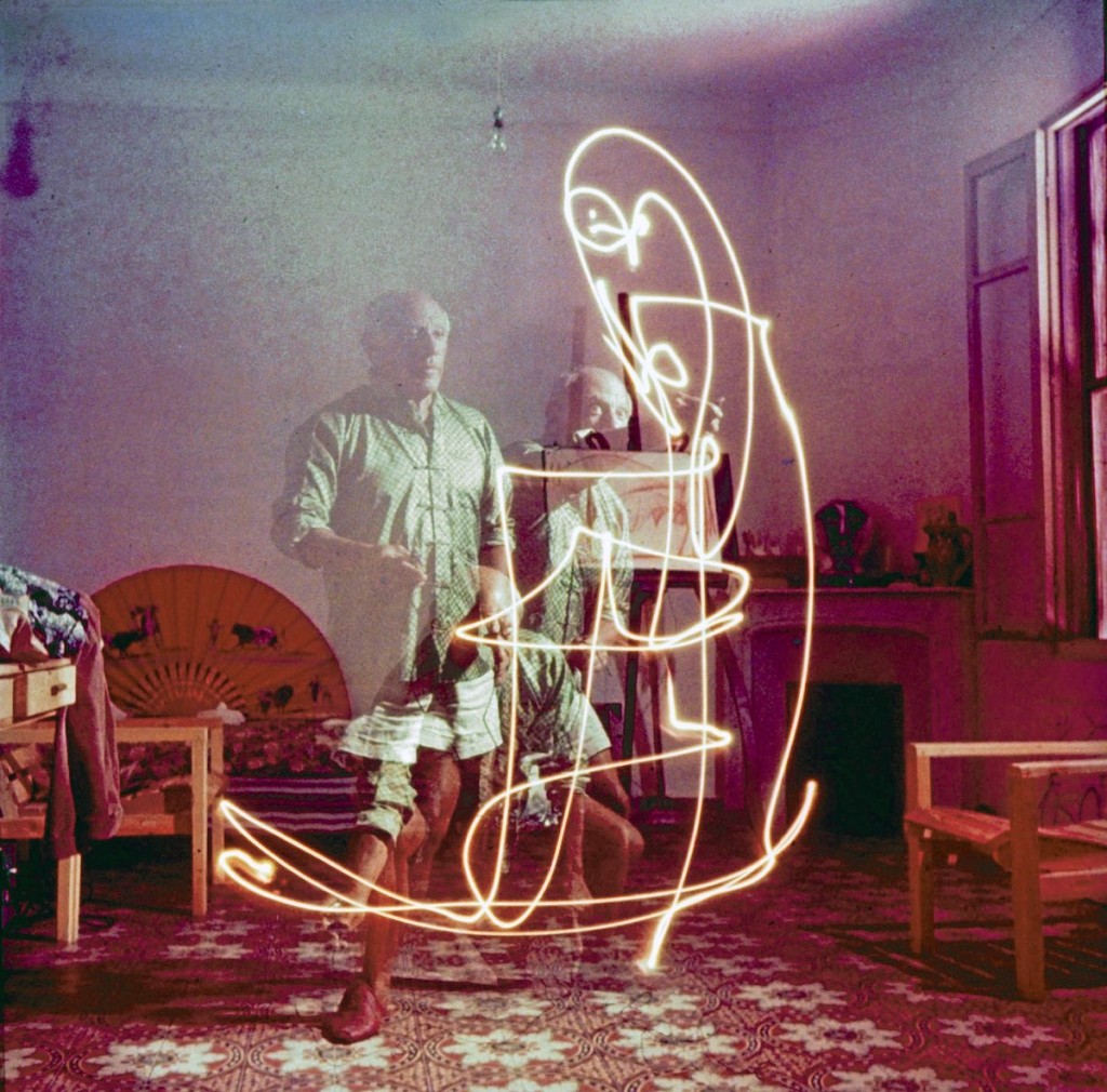 Tripla exposição de Picasso desenhando com luz. | Foto: Gjon Mili