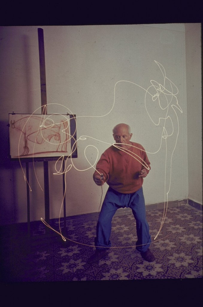 Picasso tentando desenhar um Minotauro com uma caneta de luz. | Foto: Gjon Mili