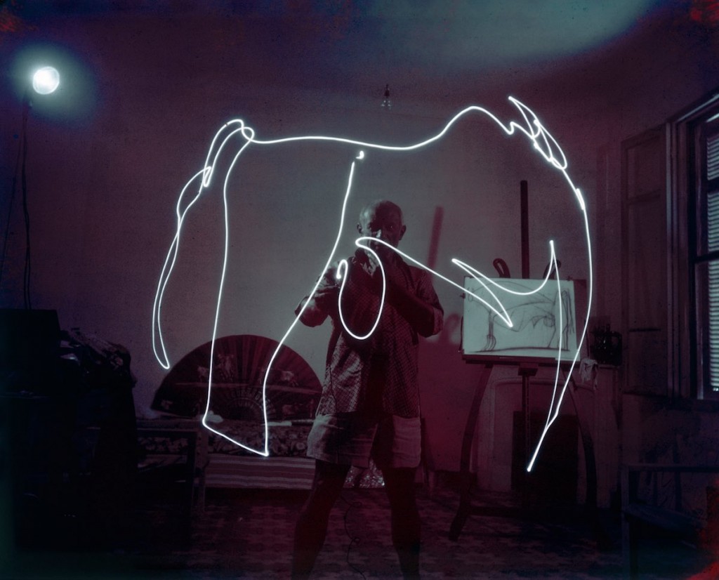 Picaso usando a caneta de luz para pintar. | Foto: Gjon Mili