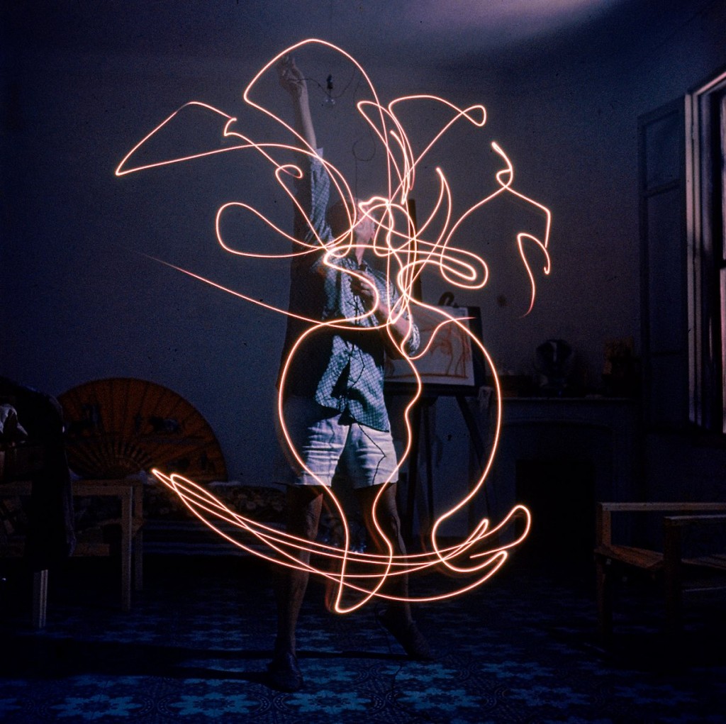 O "ligh painting" do pintor Pablo Picasso em 1949. | Foto: Gjon Mili