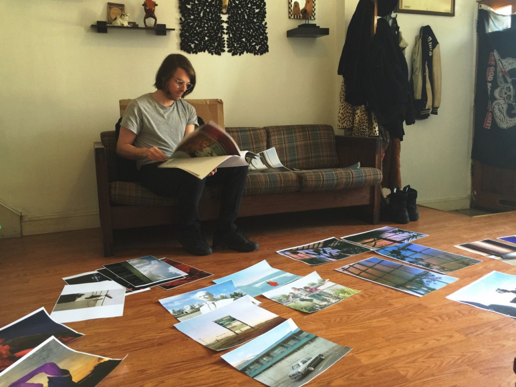 O organizador Rob Brulinski entre algumas fotografias que estão na mostra | Foto: Divulgação