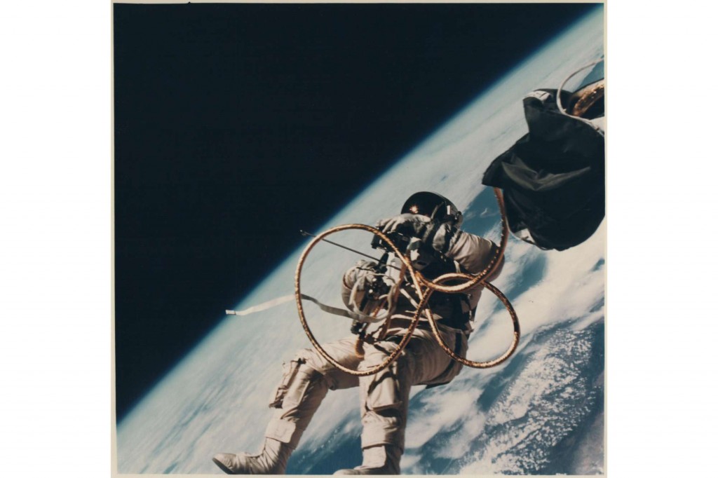 Ed White flutuando no espaço, junho de 1965. | Foto: NASA/Divulgação