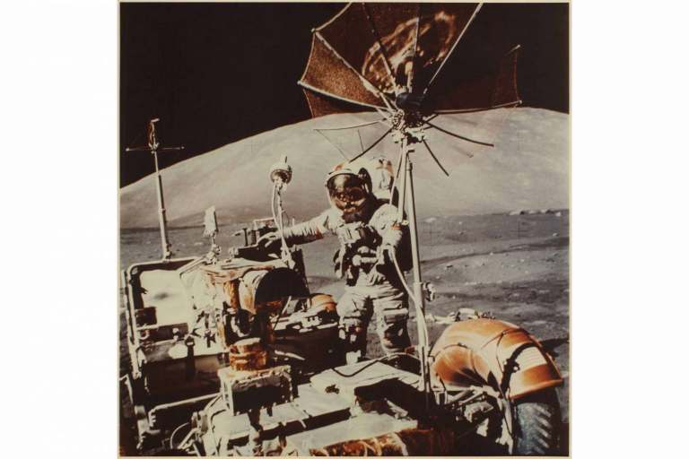 Comandante Cernan Getting a bordo do Lunar Rover, dezembro de 1972 | Foto: NASA/Divulgação
