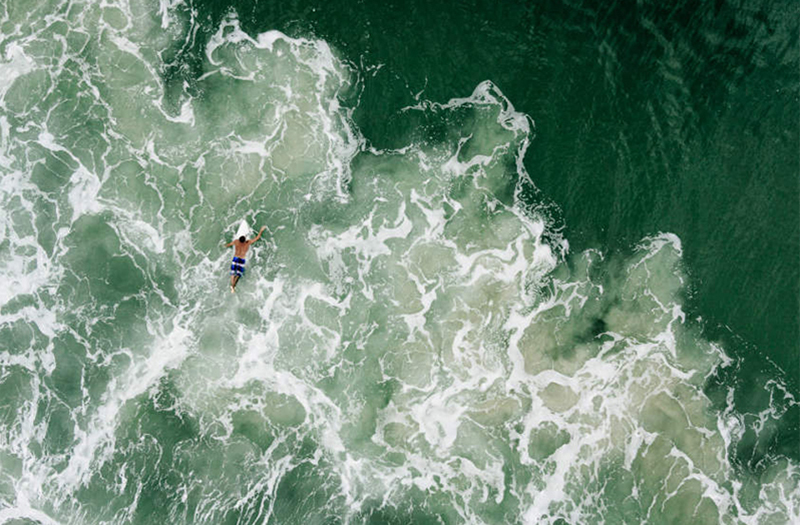 Chris Schmid usou um drone para fazer esta imagem aérea de um surfista na praia Mole, em Florianópolis. Foto do National Geographic Traveler Photo Contest 2015. | Foto: Chris Schmid