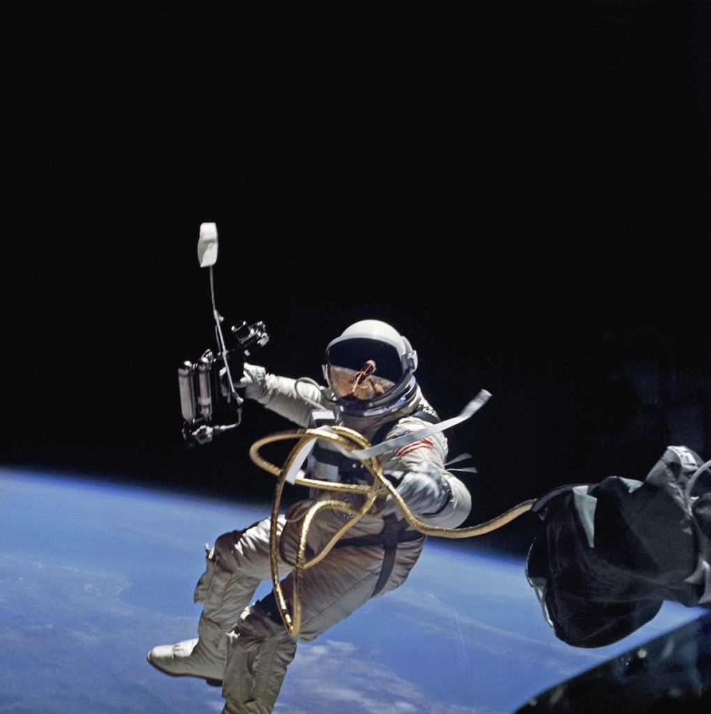 O astronauta Edward H. White realizando a segunda caminhada espacial. 