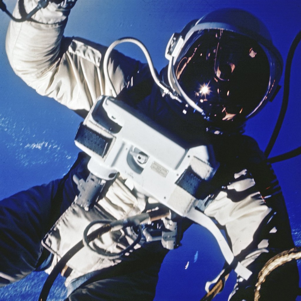 Outra foto de Edward H. White. "Eu estou voltando... E este é o momento mais triste da minha vida", disse o astronauta ao fim da caminhada espacial.