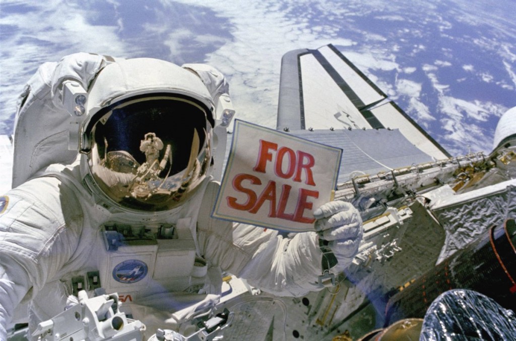 Em 14 de novembro de 1984, o astronauta Dale A. Gardner segura uma placa "For Sale" (À Venda, en inglês) referindo-se adois satélites, Palapa B-2 e Westar 6. Não deixa de parecer também uma piada, já que nosso planeta está ao fundo. O astronauta Joseph P. Allen IV é refletido na viseira do capacete de Gardner. 