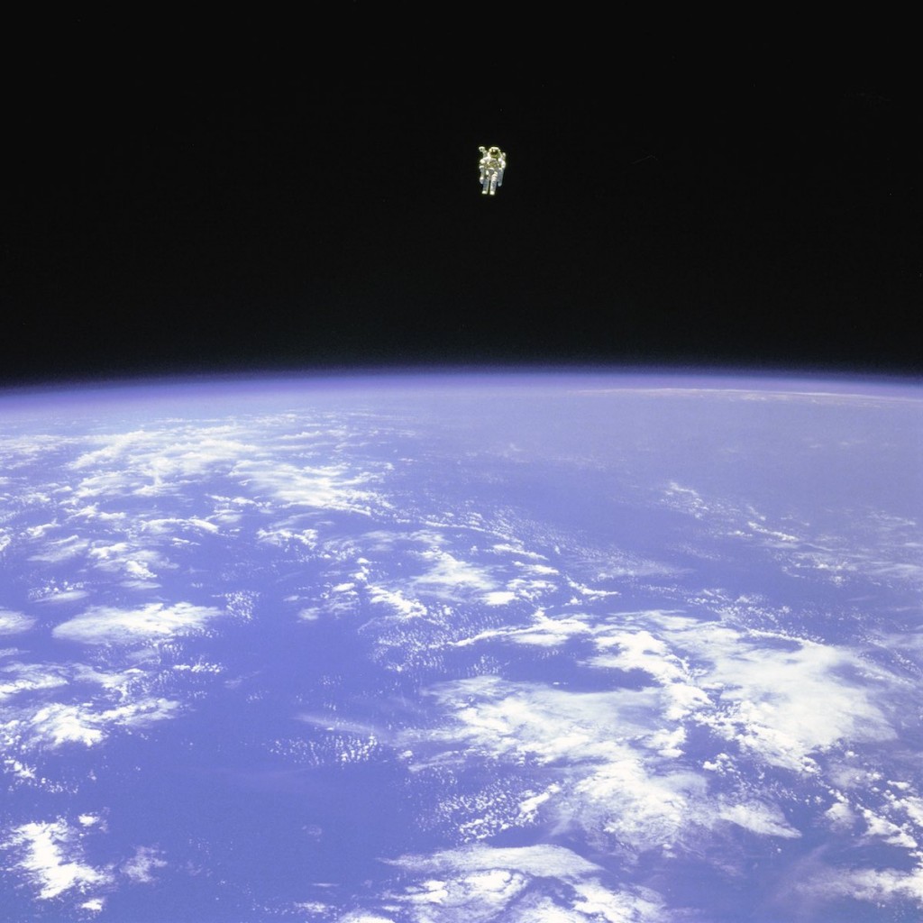 Em 1984, O astronauta especialista de missão do ônibus espacial Challenger Bruce McCandless foi o primeiro homem a realizar uma EVA no espaço, sem estar ligado fisicamente à nave-mãe, usando uma mochila espacial de controle manual, movida a jatos de nitrogênio.