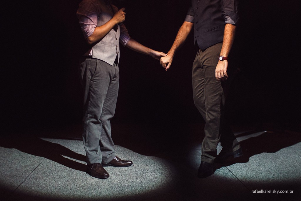Em pequenos gestos, as fotografias captam o amor do casal |  Foto: Rafael Karelisky