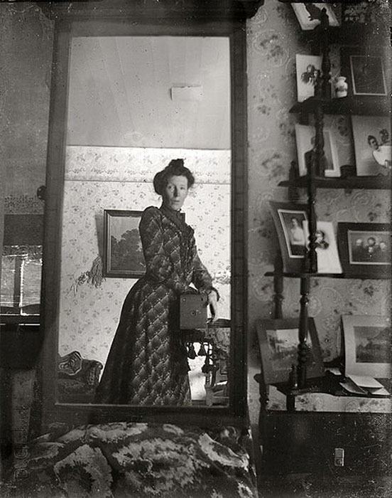 unidentified_woman_taking_her_own_photograph_using_a_mirror_and_a_box_camera_roughly_1900-21