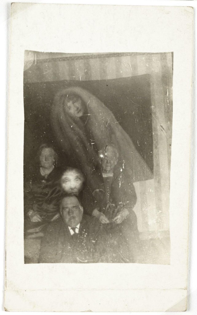 iPhotoChannel-as-bizarras-fotos-de-espiritos-do-comeo-dos-anos-1900-443-1434464892