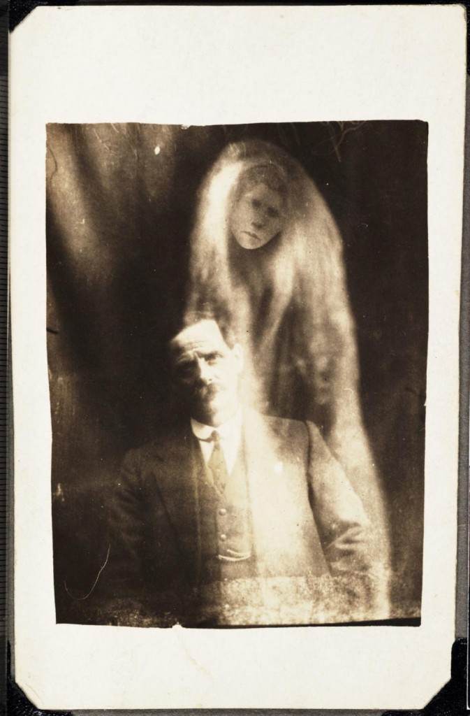 iPhotoChannel-as-bizarras-fotos-de-espiritos-do-comeo-dos-anos-1900-699-1434464885