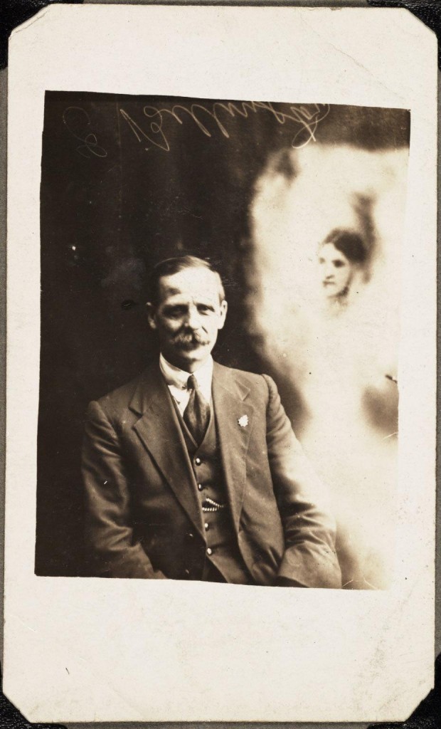 iPhotoChannel-as-bizarras-fotos-de-espiritos-do-comeo-dos-anos-1900-722-1434464888