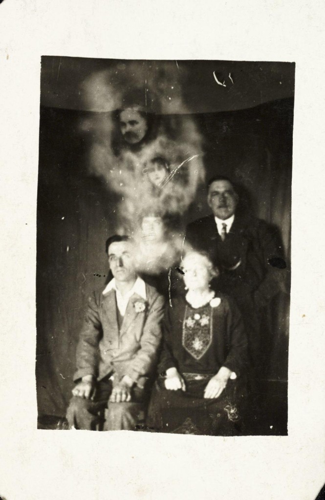iPhotoChannel-as-bizarras-fotos-de-espiritos-do-comeo-dos-anos-1900-880-1434464887