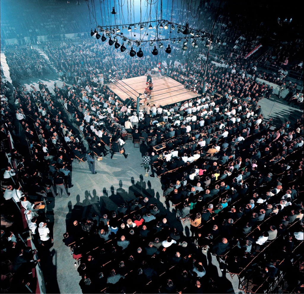 Dá até pra notar a fumaça nessa foto de Neil Leifer numa arena de boxe.