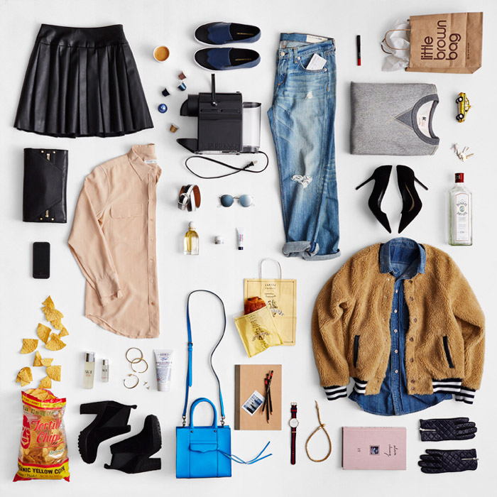 Este flat lay pela estilista Kira Corbin mostra a profunda conexão entre blogs de moda e lifestyle, combinando roupas, acessórios, beleza, alimentos e livros em uma estética singular.