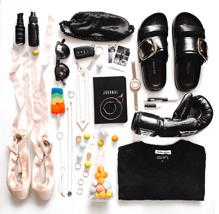 @margaret_zhang tornou-se sinônimo do estilo flat lay no Instagram, criando fotos convincentes que às vezes colocam objetos opostos no mesmo plano, como esta foto, que mostra luvas de boxe de couro preto ao lado de sapatilhas de ballet rosa suave.