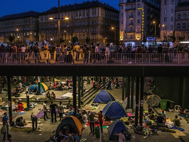 Dezenas de famÃ­lias de refugiados, a maioria da SÃ­ria, acampam perto da estaÃ§Ã£o central em Budapeste, na Hungria | Foto: Mauricio Lima/The New York Times/The Pulitzer Prize