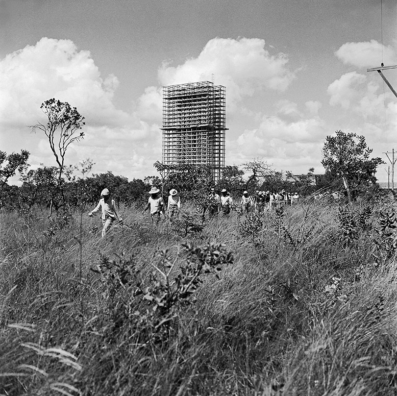 Trabalhadores no cerrado; ao fundo, o palácio do Congresso Nacional em construção, Brasília, c. 1959 | Foto: Marcel Gautherot/Acervo Instituto Moreira Salles