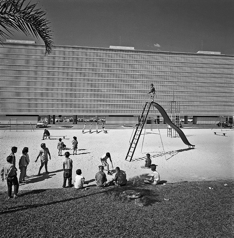 Parque infantil em superquadra da asa Sul, Brasília, c. 1968 | Foto: Marcel Gautherot/Acervo Instituto Moreira Salles