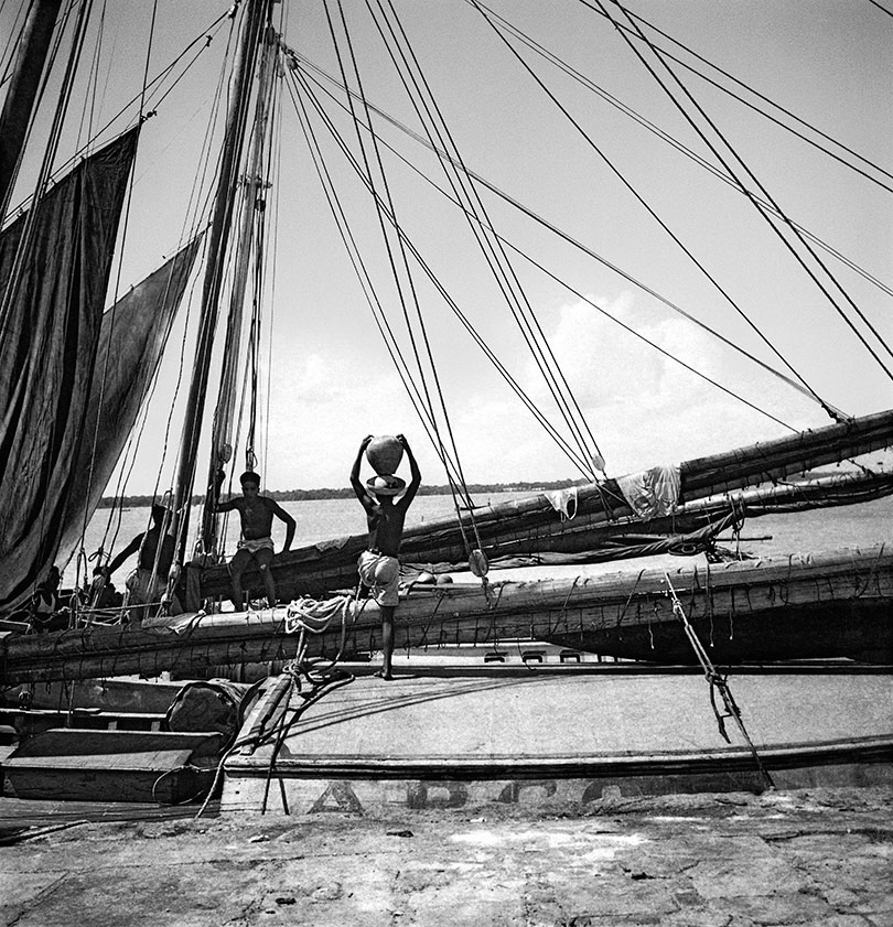 Barco no porto próximo ao mercado Ver-o-Peso, Belém, c. 1954 | Foto: Marcel Gautherot/Acervo Instituto Moreira Salles