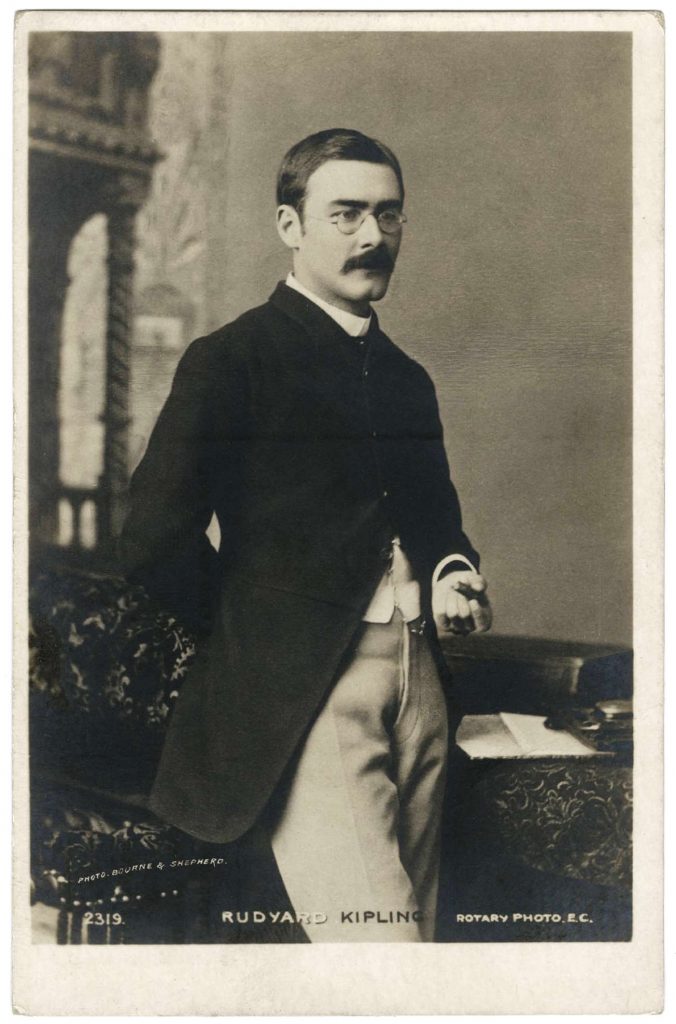 Foto feita no estúdio pelo fotógrafo Rudyard Kipling.