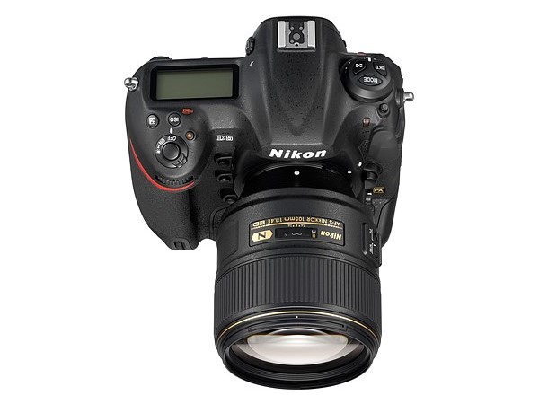 A lente 105 f/1.4 montada em uma câmera Nikon D5