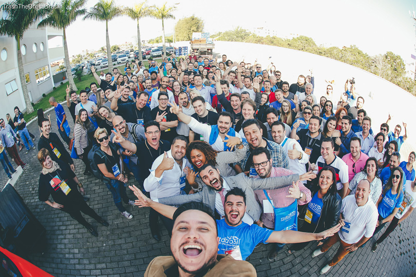 Foto com os participantes do Trash The Dress Brasil 2015