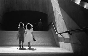 Escadaria da Galeria Prestes Maia. São Paulo, 1946. Foto: Thomaz Farkas/IMS