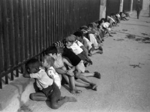 Do lado de fora do Estádio do Pacaembu. São Paulo, SP. 1941. Foto: Thomaz Farkas/Acervo IMS