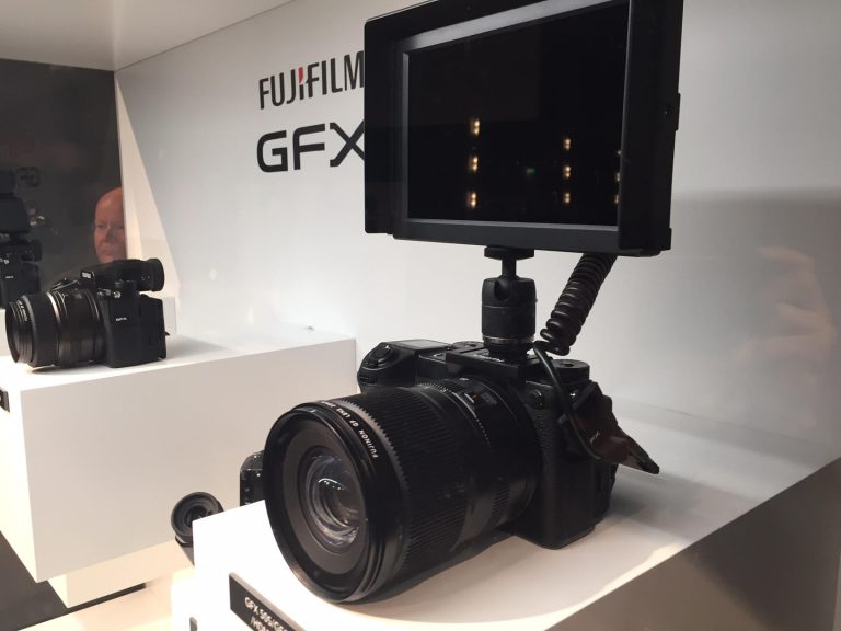 A Fujifilm GFX 50S equipada com um monitor HDMI | Foto: News Shooter