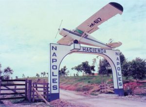 Entrada da Fazenda Nápoles, onde Escobar vivia com a família. Na entrada o avião que foi utilizado para contrabandear os primeiros 5 mil quilos de cocaína para os Estados Unidos.