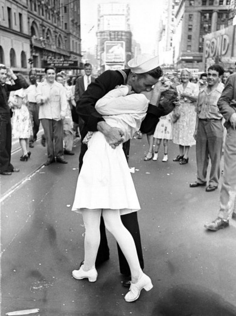 A história nada romântica por trás da foto do beijo mais famoso do mundo