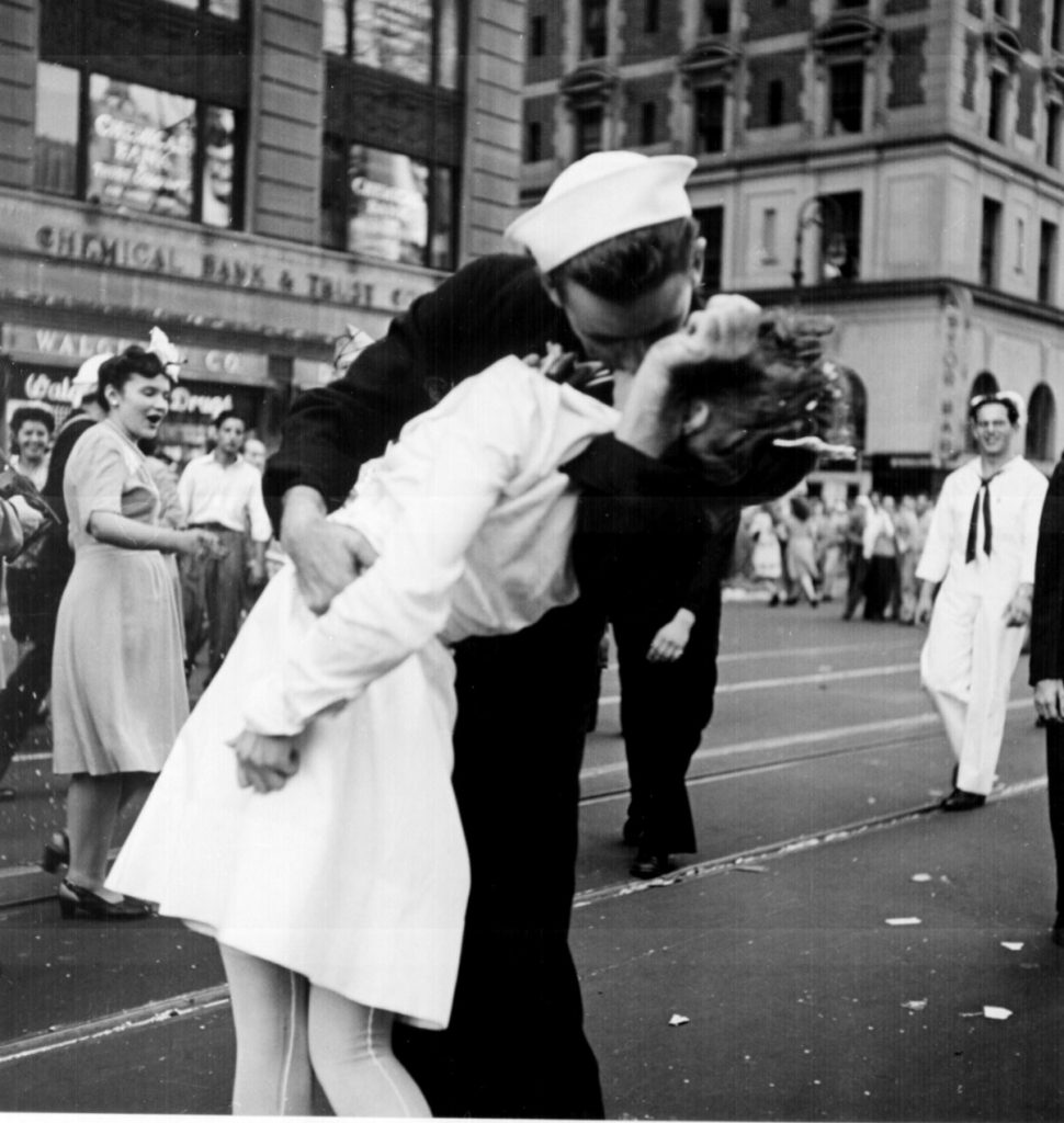 A história nada romântica por trás da foto do beijo mais famoso do mundo