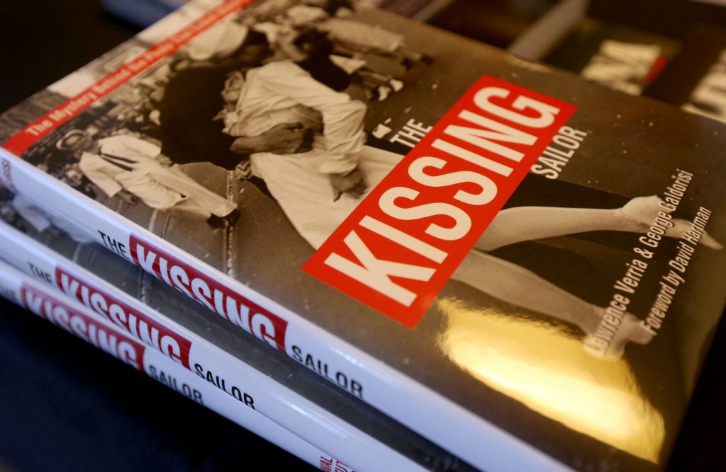 O livro que investigou a foto do beijo | Foto: KSL