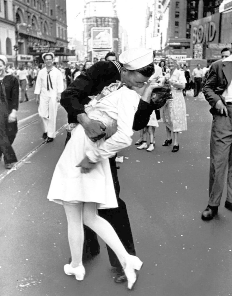 A história nada romântica por trás da foto do beijo mais famoso do mundo