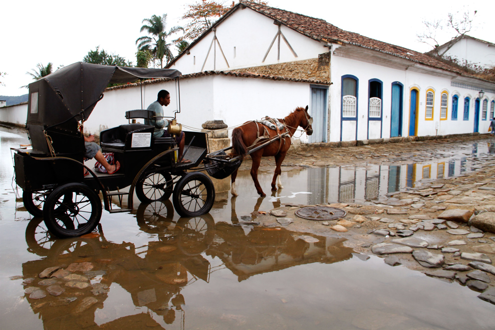 Os charreteiros levam os turistas pelas ruas contanto a história. "Para vocês isso é normal, mas para mim pareceu bizarro", disse Georgui Pinkhassov sobre os cavalos andando na água | Foto: Ruca Souza