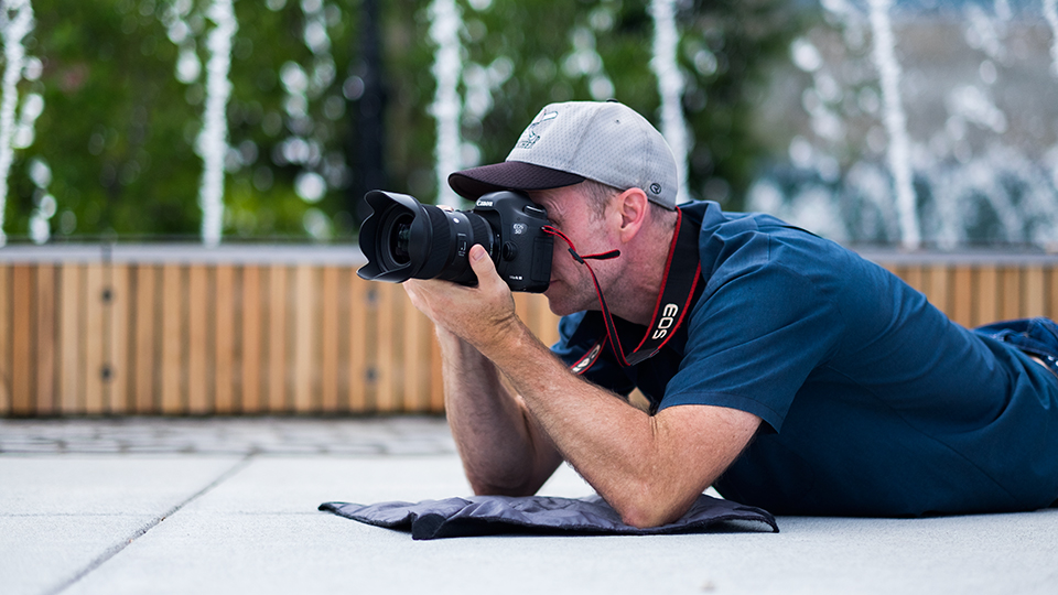 8 dicas para segurar a câmera fotográfica