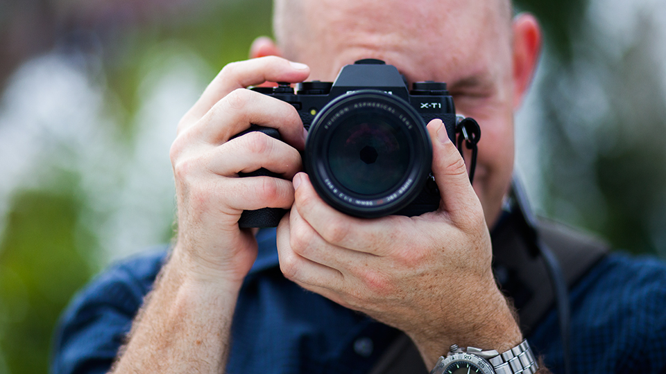 8 dicas para segurar a câmera fotográfica