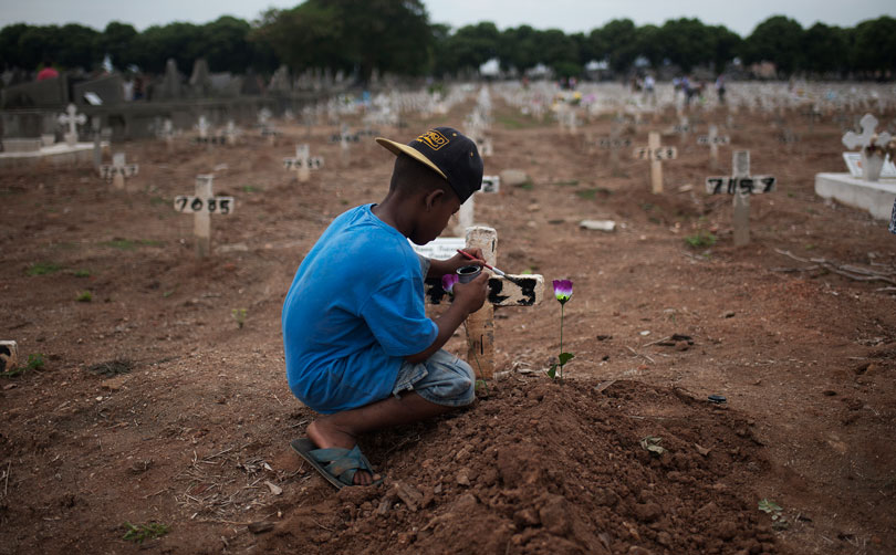 Foto da série "Os meninos dos túmulos", de Fábio Teixeira