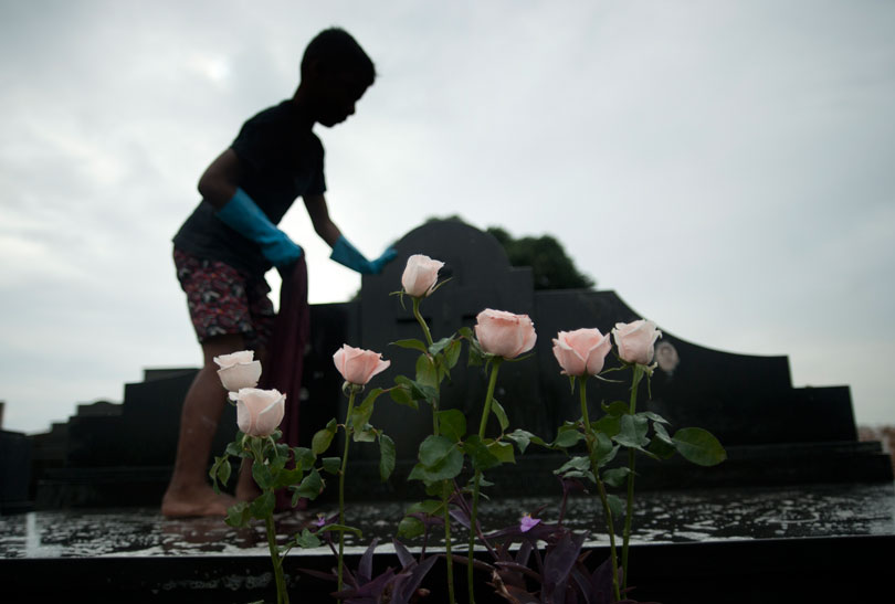 Foto da série "Os meninos dos túmulos", de Fábio Teixeira