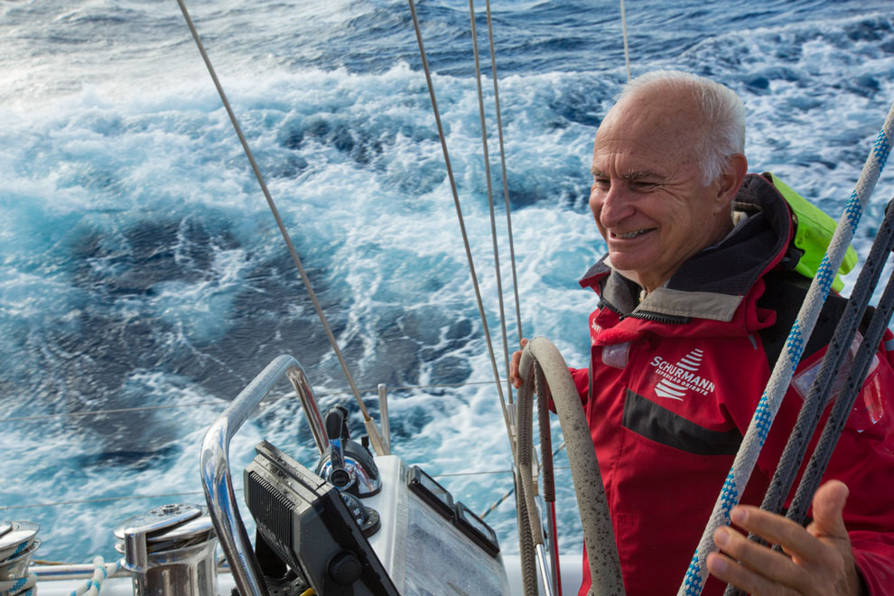 O Capitão Vilfredo Schurmann nas águas do Oceano Índico | Foto: Klaus Schlickmann