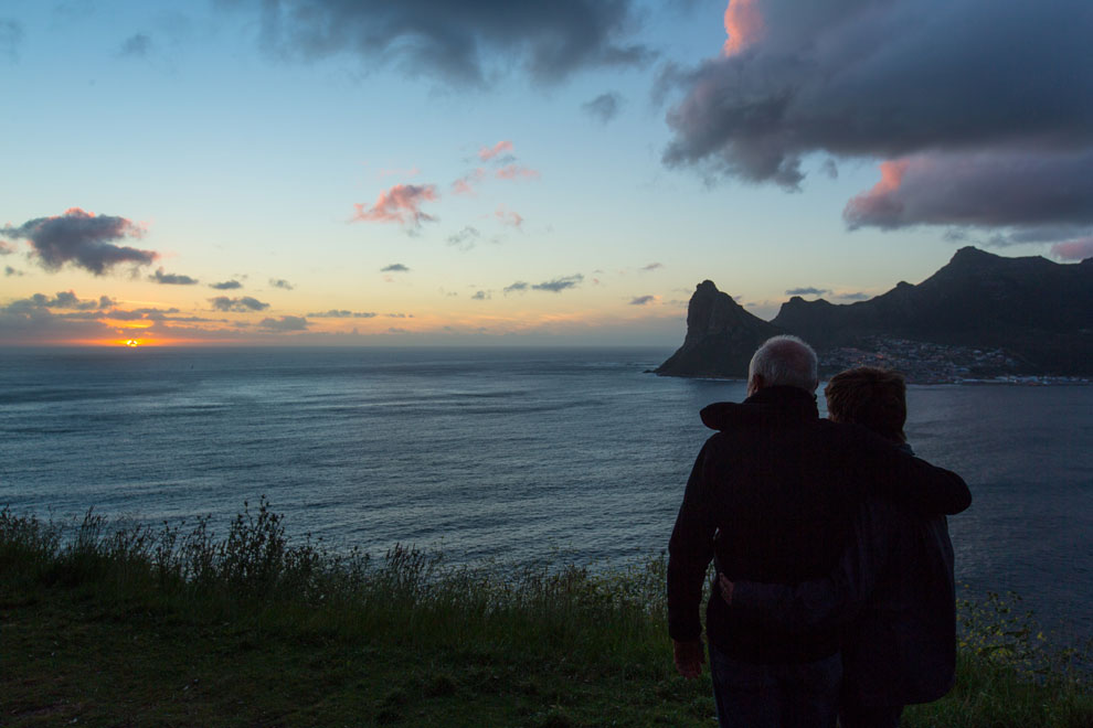 O casal de navegadores Vilfredo e Heloísa Schurmann no pôr do sol de Cape Town | Foto: Klaus Schlickmann