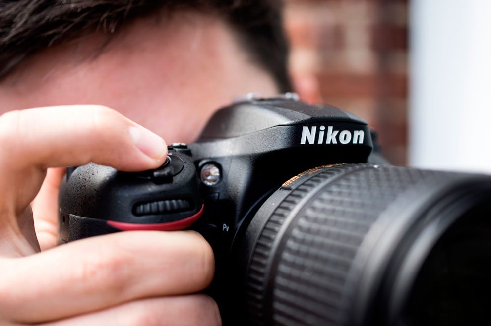 A câmera D7200 da Nikon | Foto: Reviewed.com/Kyle Looney